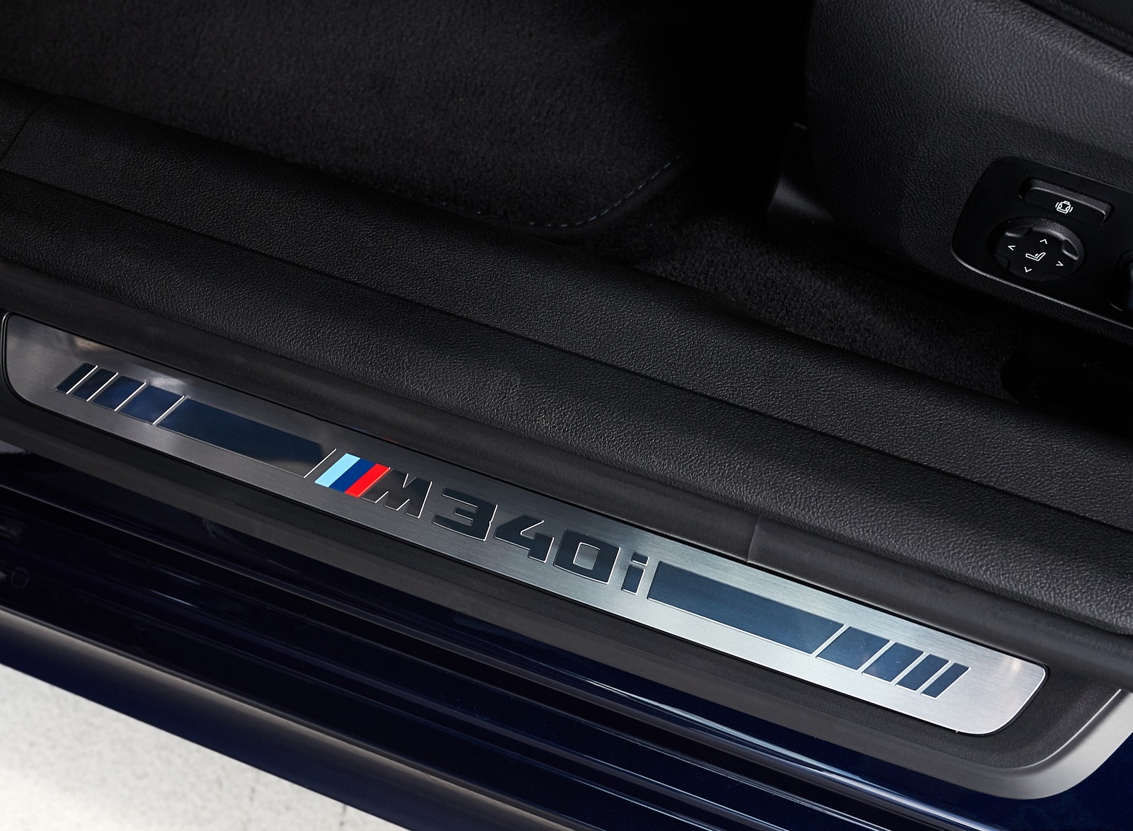 2020 BMW M340i Sedan (Color: Tanzanite Blue Metallic) Door Sill Wallpapers #73 of 74