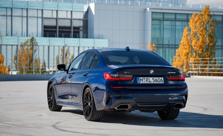 2020 BMW M340i Sedan (Color: Tanzanite Blue Metallic) Rear Three-Quarter Wallpapers 450x275 (45)