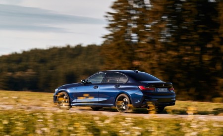 2020 BMW M340i Sedan (Color: Tanzanite Blue Metallic) Rear Three-Quarter Wallpapers 450x275 (21)