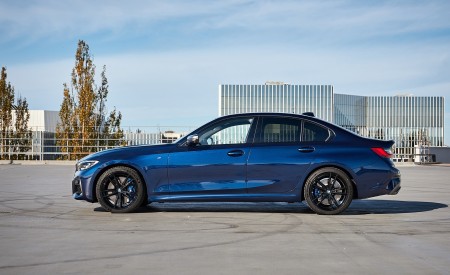 2020 BMW M340i Sedan (Color: Tanzanite Blue Metallic) Side Wallpapers 450x275 (39)