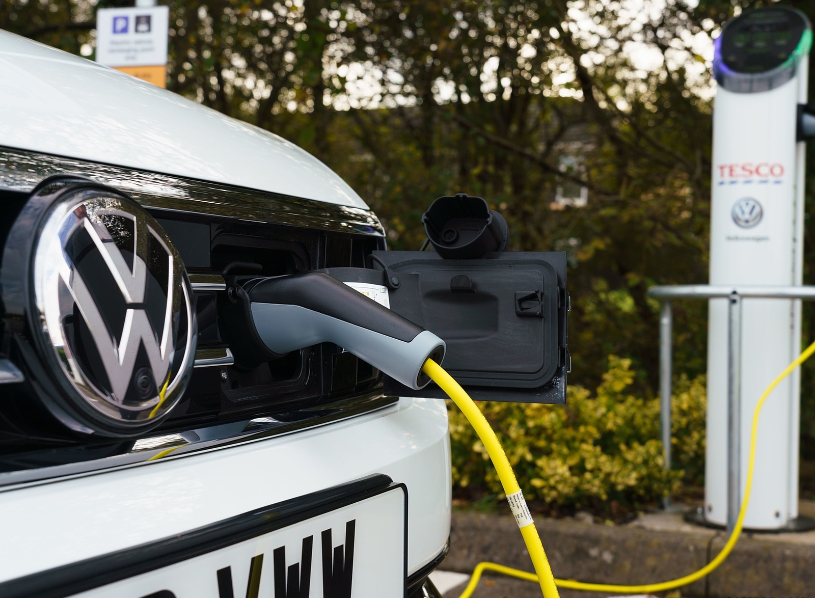 2020 Volkswagen Passat GTE Advance Estate (UK-Spec Plug-In Hybrid) Charging Wallpapers #16 of 28