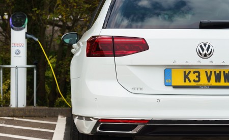 2020 Volkswagen Passat GTE Advance Estate (UK-Spec Plug-In Hybrid) Charging Wallpapers 450x275 (17)