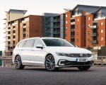 2020 Volkswagen Passat GTE Advance Estate (UK-Spec Plug-In Hybrid) Front Three-Quarter Wallpapers 150x120