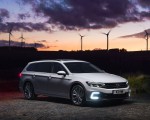 2020 Volkswagen Passat GTE Advance Estate (UK-Spec Plug-In Hybrid) Front Three-Quarter Wallpapers 150x120 (9)