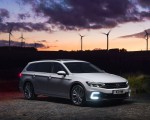 2020 Volkswagen Passat GTE Advance Estate (UK-Spec Plug-In Hybrid) Front Three-Quarter Wallpapers 150x120