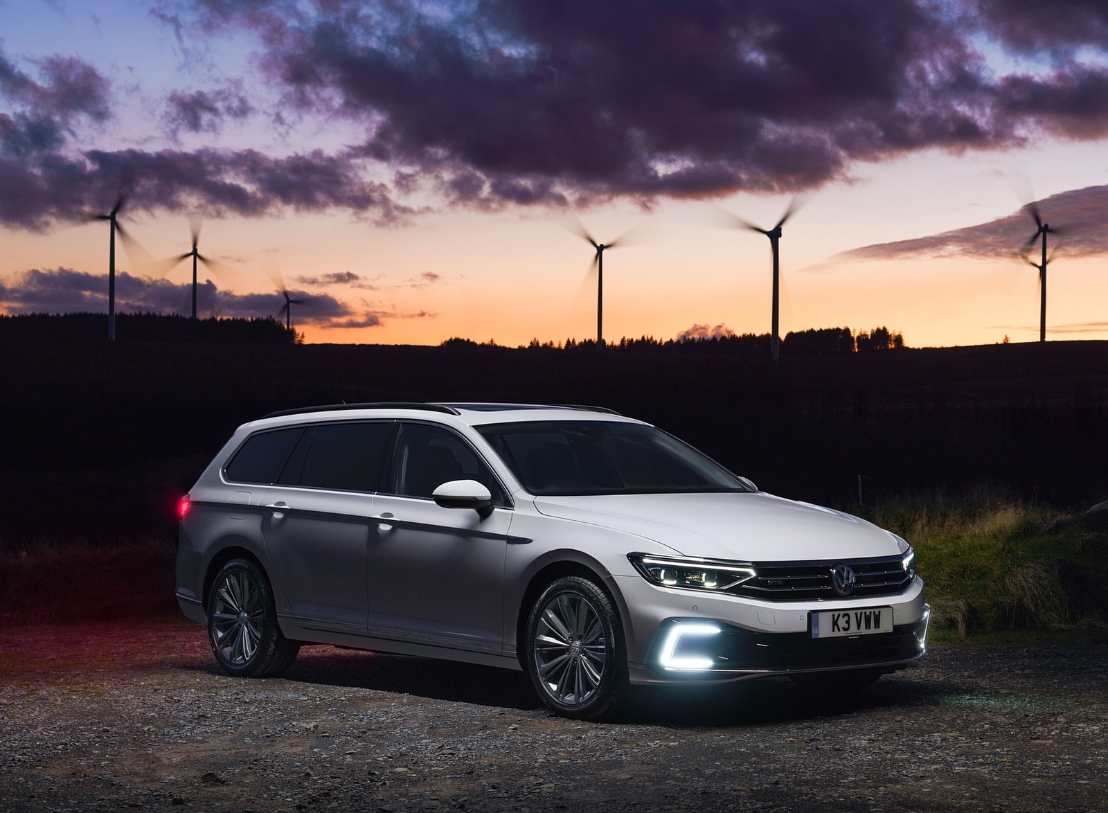 2020 Volkswagen Passat GTE Advance Estate (UK-Spec Plug-In Hybrid) Front Three-Quarter Wallpapers #9 of 28