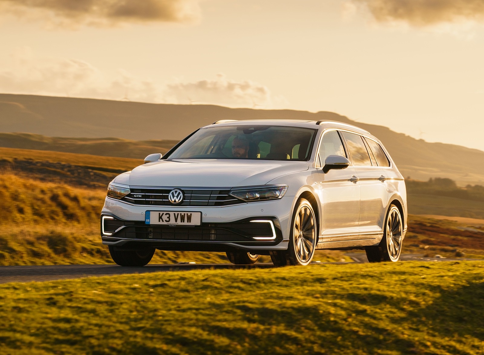 2020 Volkswagen Passat GTE Advance Estate (UK-Spec Plug-In Hybrid) Front Three-Quarter Wallpapers (5)