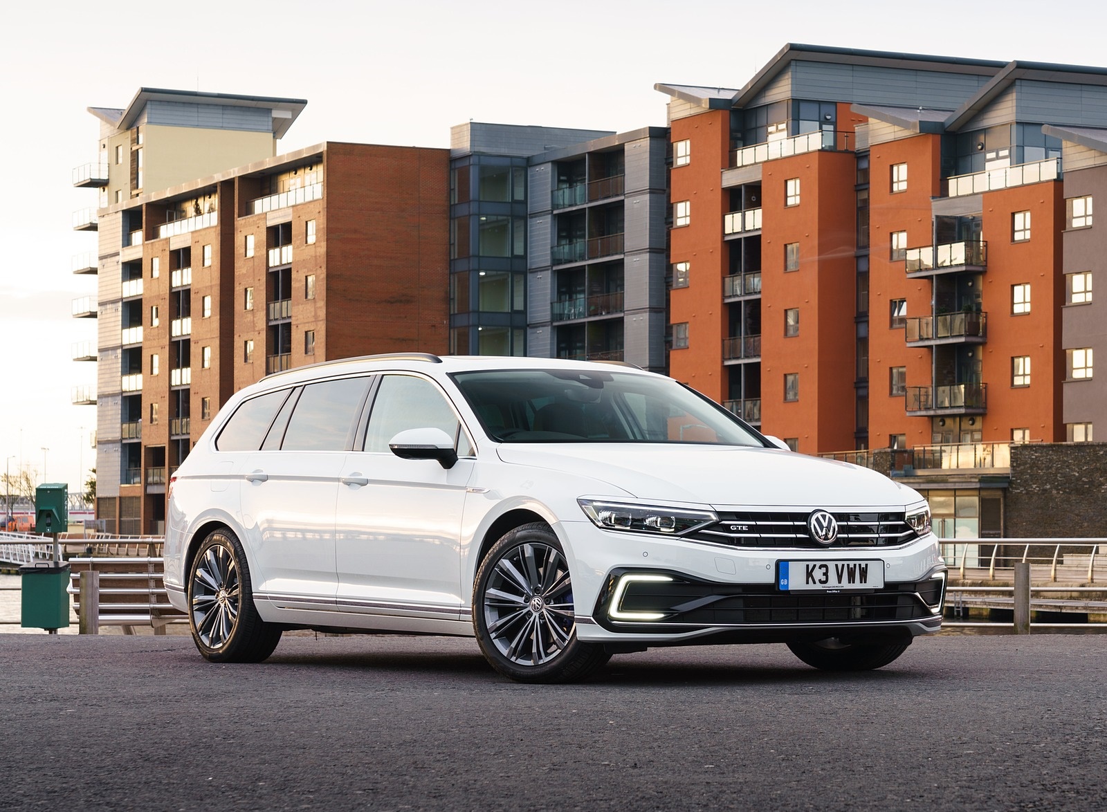 2020 Volkswagen Passat GTE Advance Estate (UK-Spec Plug-In Hybrid) Front Three-Quarter Wallpapers (10)