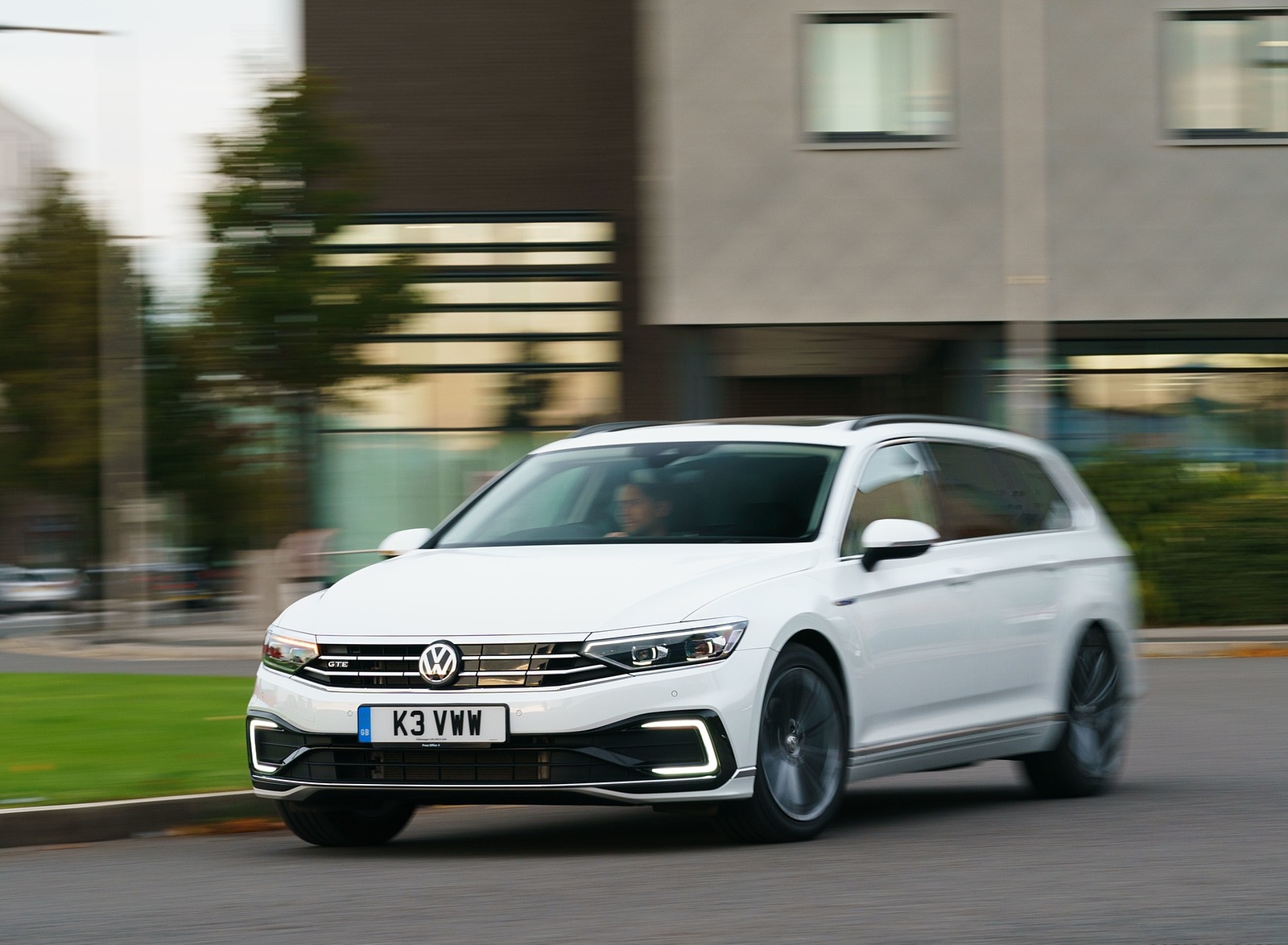 2020 Volkswagen Passat GTE Advance Estate (UK-Spec Plug-In Hybrid) Front Three-Quarter Wallpapers (4)