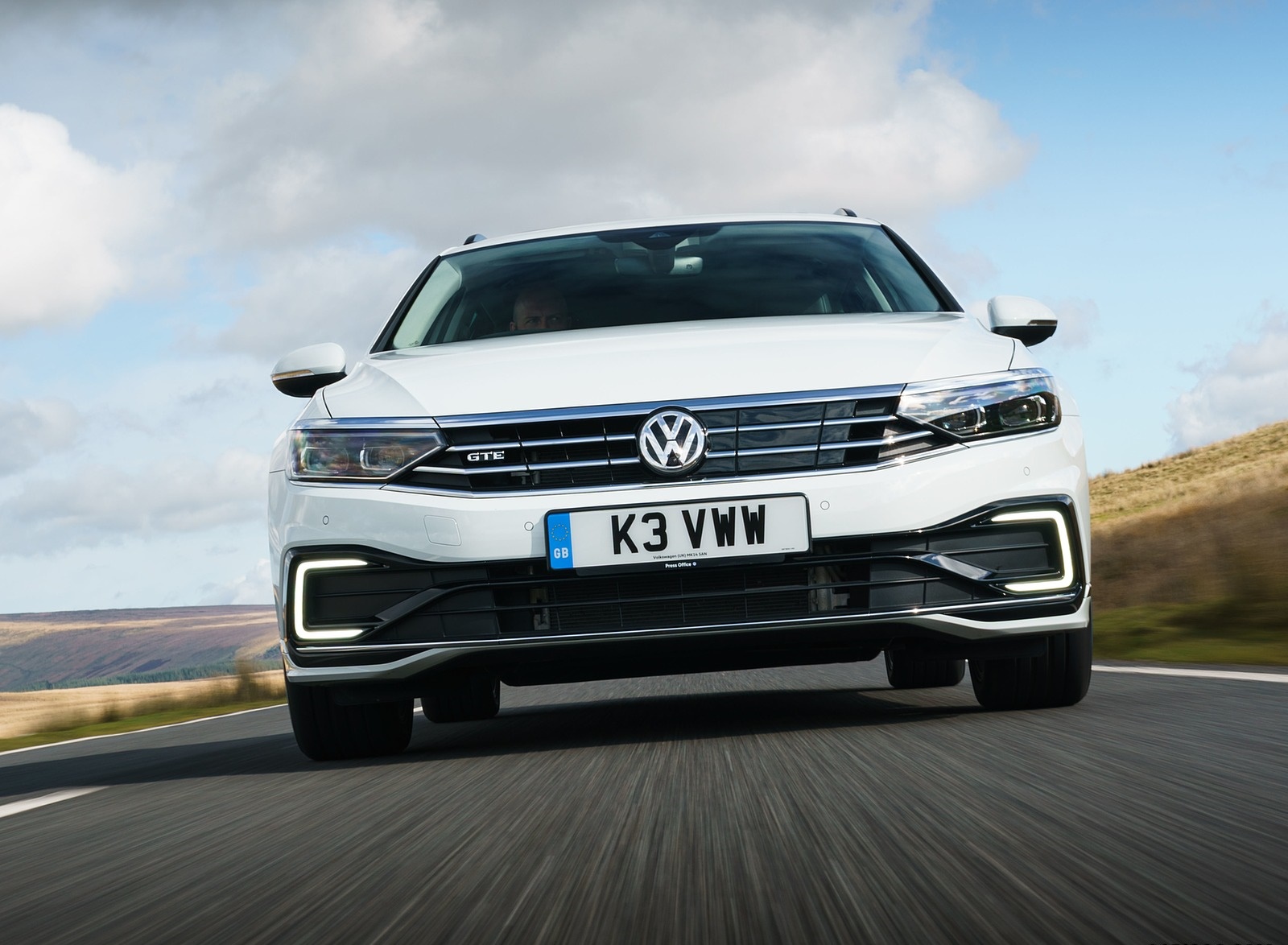 2020 Volkswagen Passat GTE Advance Estate (UK-Spec Plug-In Hybrid) Front Wallpapers #2 of 28