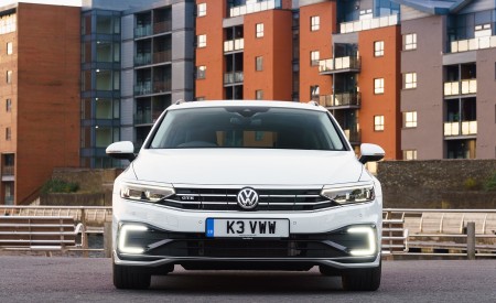 2020 Volkswagen Passat GTE Advance Estate (UK-Spec Plug-In Hybrid) Front Wallpapers 450x275 (11)