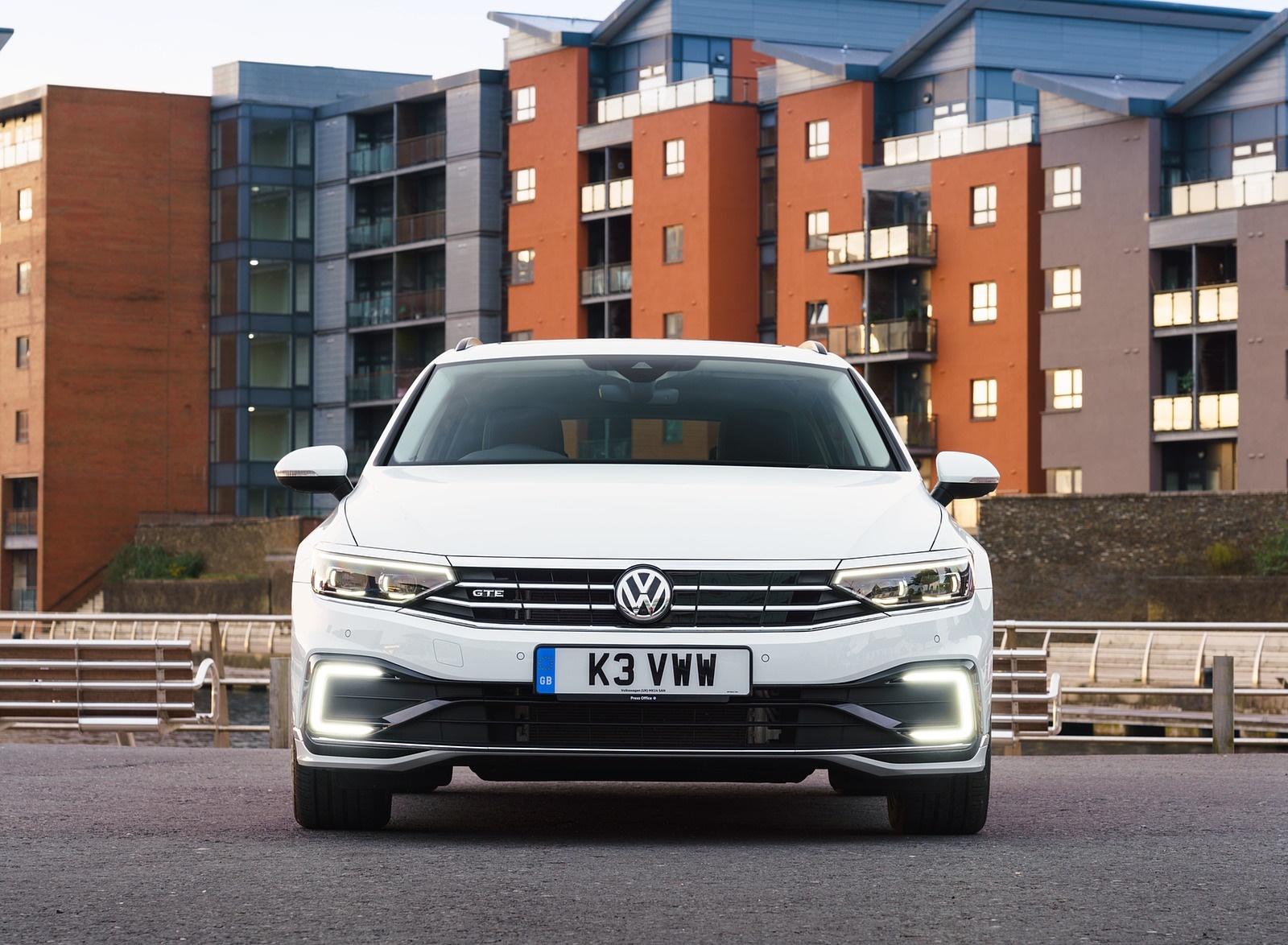 2020 Volkswagen Passat GTE Advance Estate (UK-Spec Plug-In Hybrid) Front Wallpapers #11 of 28