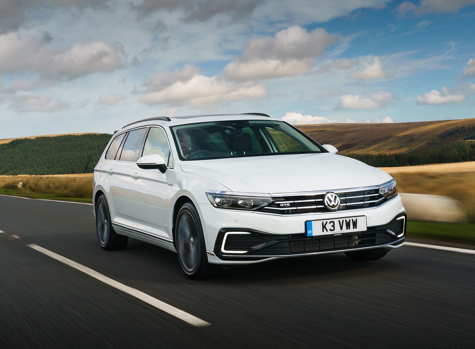 2020 Volkswagen Passat GTE Advance Estate (UK-Spec Plug-In Hybrid) Front Wallpapers (1). Download Wallpaper