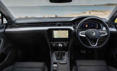 2020 Volkswagen Passat GTE Advance Estate (UK-Spec Plug-In Hybrid) Interior Cockpit Wallpapers 450x275 (21)