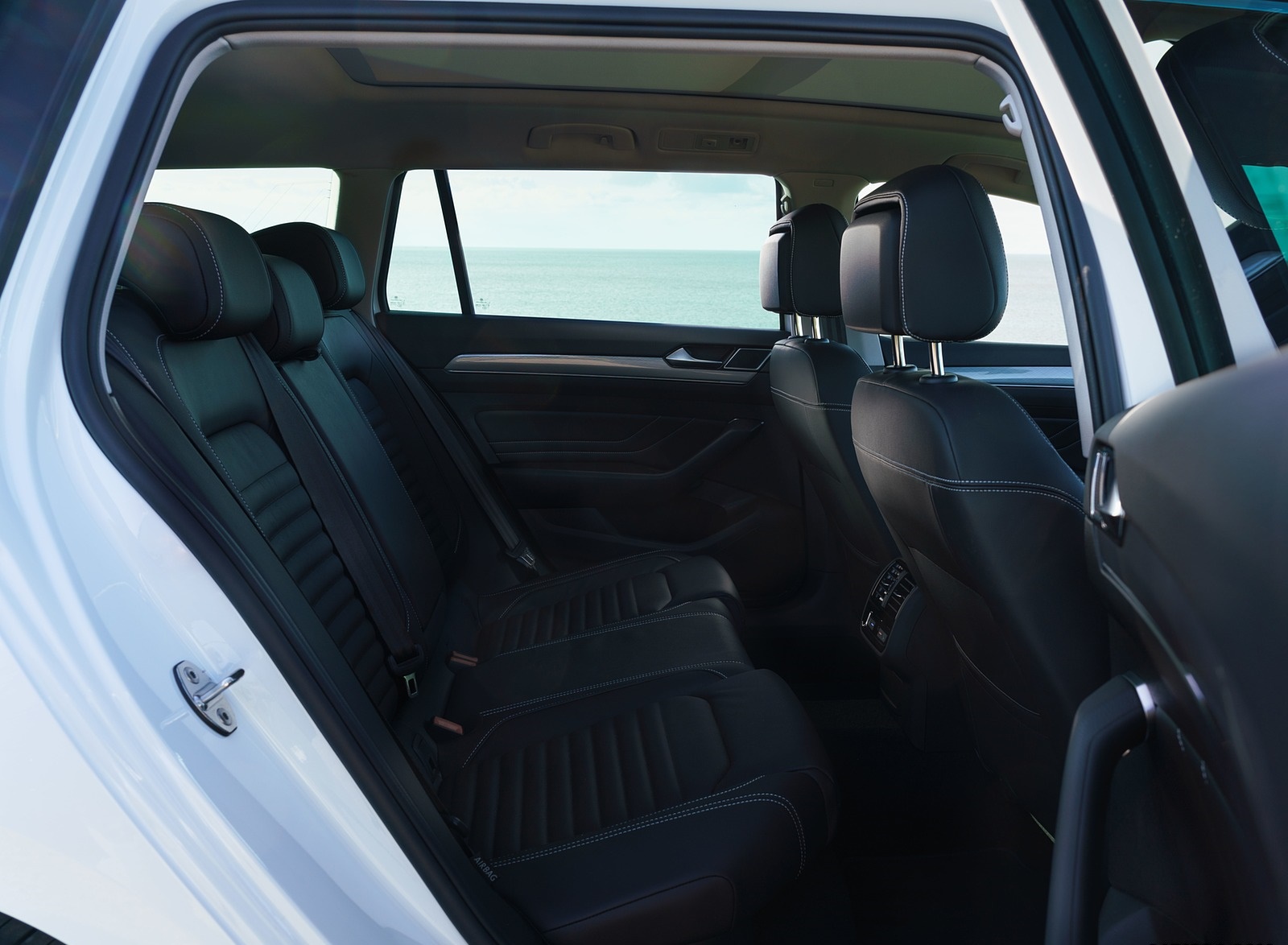 2020 Volkswagen Passat GTE Advance Estate (UK-Spec Plug-In Hybrid) Interior Rear Seats Wallpapers #24 of 28