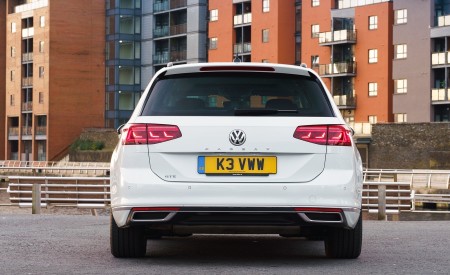 2020 Volkswagen Passat GTE Advance Estate (UK-Spec Plug-In Hybrid) Rear Wallpapers 450x275 (13)