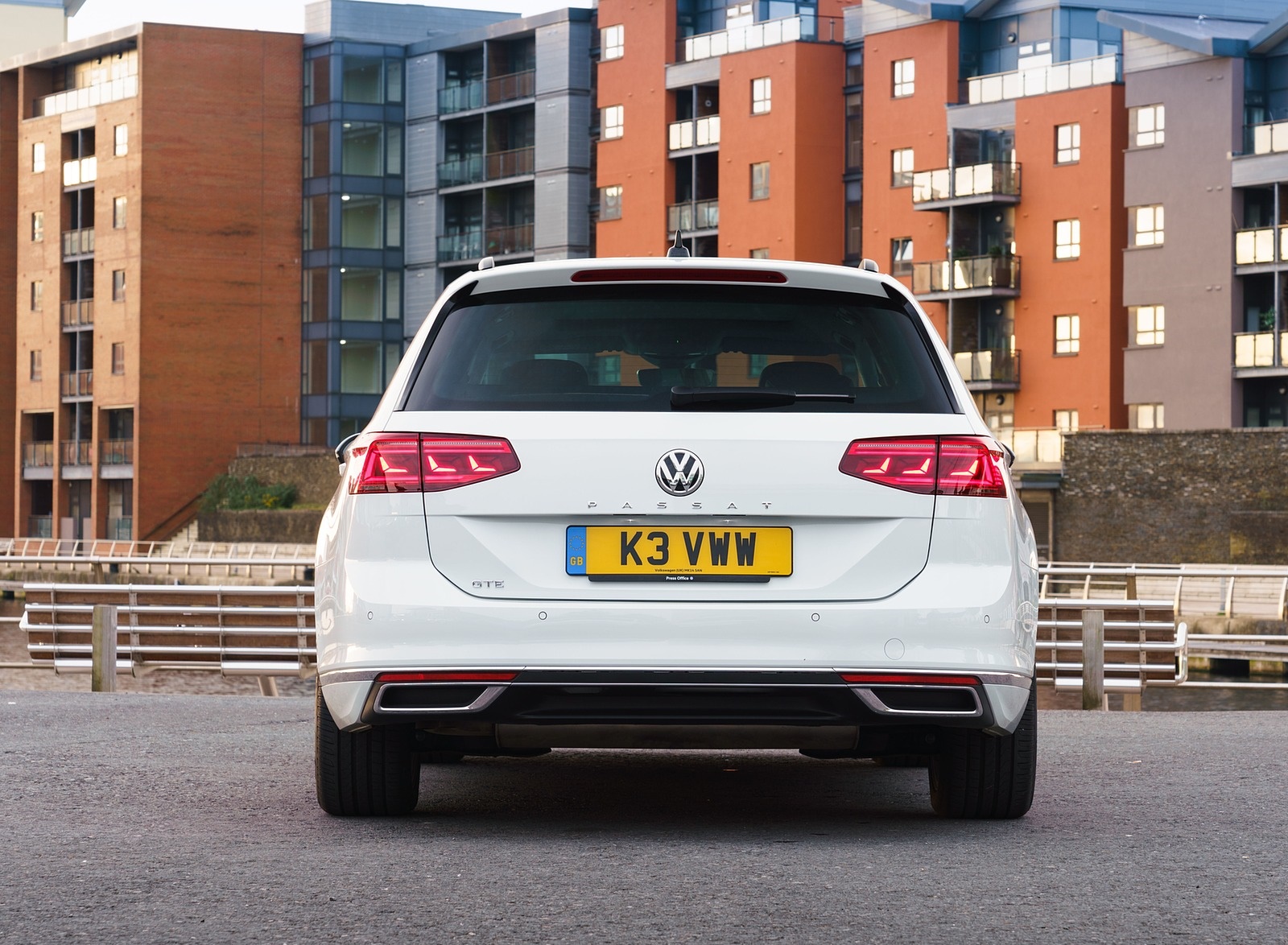 2020 Volkswagen Passat GTE Advance Estate (UK-Spec Plug-In Hybrid) Rear Wallpapers #13 of 28
