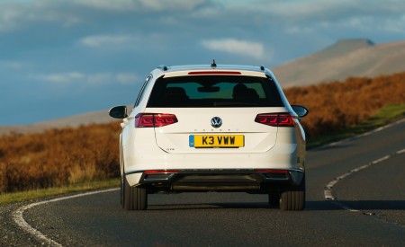 2020 Volkswagen Passat GTE Advance Estate (UK-Spec Plug-In Hybrid) Rear Wallpapers 450x275 (7)