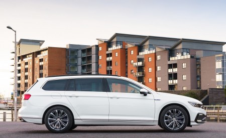 2020 Volkswagen Passat GTE Advance Estate (UK-Spec Plug-In Hybrid) Side Wallpapers 450x275 (14)