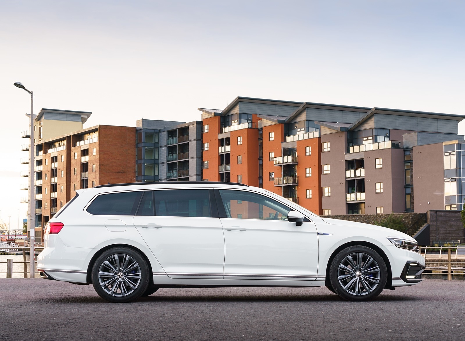 2020 Volkswagen Passat GTE Advance Estate (UK-Spec Plug-In Hybrid) Side Wallpapers #14 of 28