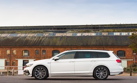 2020 Volkswagen Passat GTE Advance Estate (UK-Spec Plug-In Hybrid) Side Wallpapers 450x275 (15)