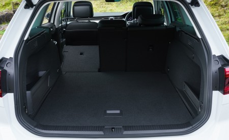 2020 Volkswagen Passat GTE Advance Estate (UK-Spec Plug-In Hybrid) Trunk Wallpapers 450x275 (25)
