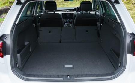2020 Volkswagen Passat GTE Advance Estate (UK-Spec Plug-In Hybrid) Trunk Wallpapers 450x275 (28)