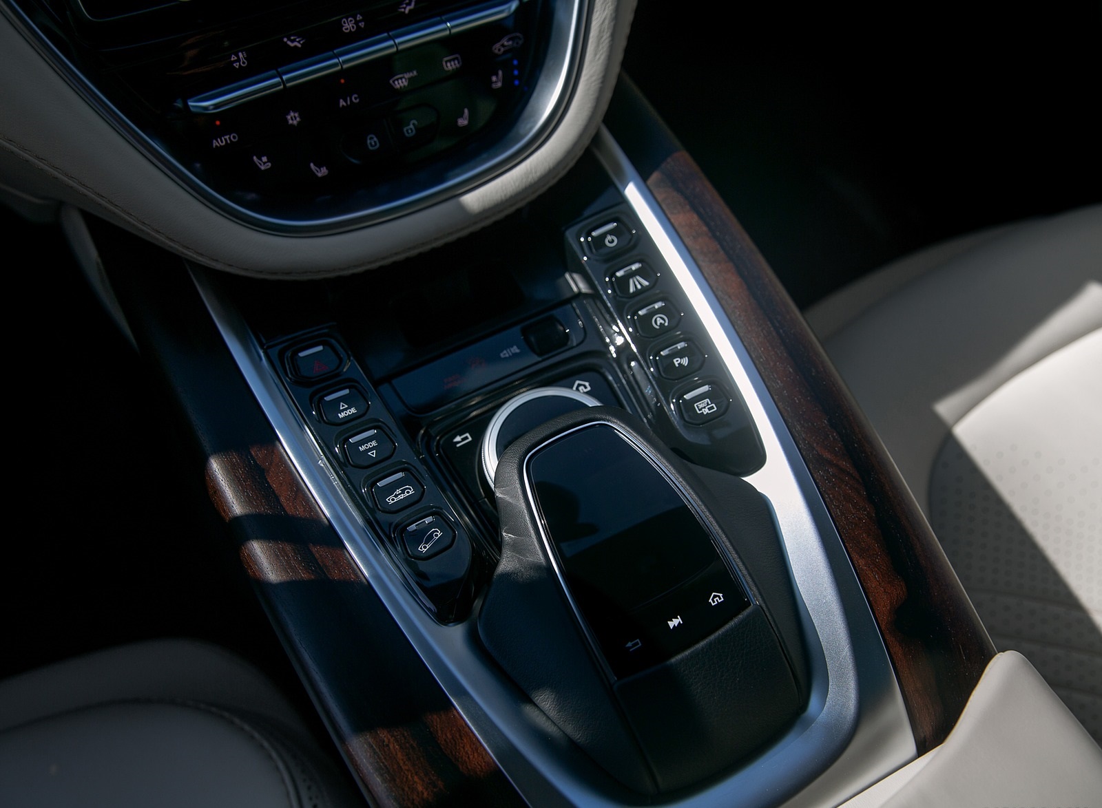 2021 Aston Martin DBX Central Console Wallpapers #73 of 122