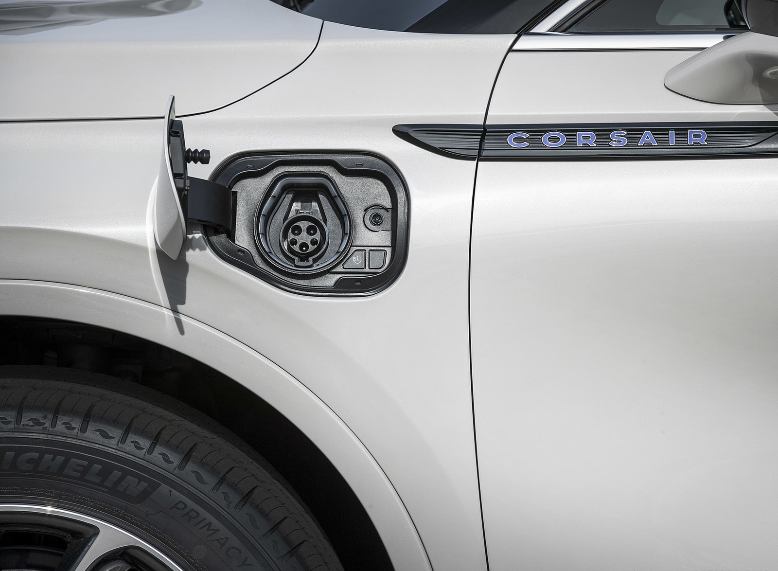 2021 Lincoln Corsair Grand Touring Plug-In Hybrd (Color: Ceramic Pearl) Charging Port Wallpapers #11 of 50