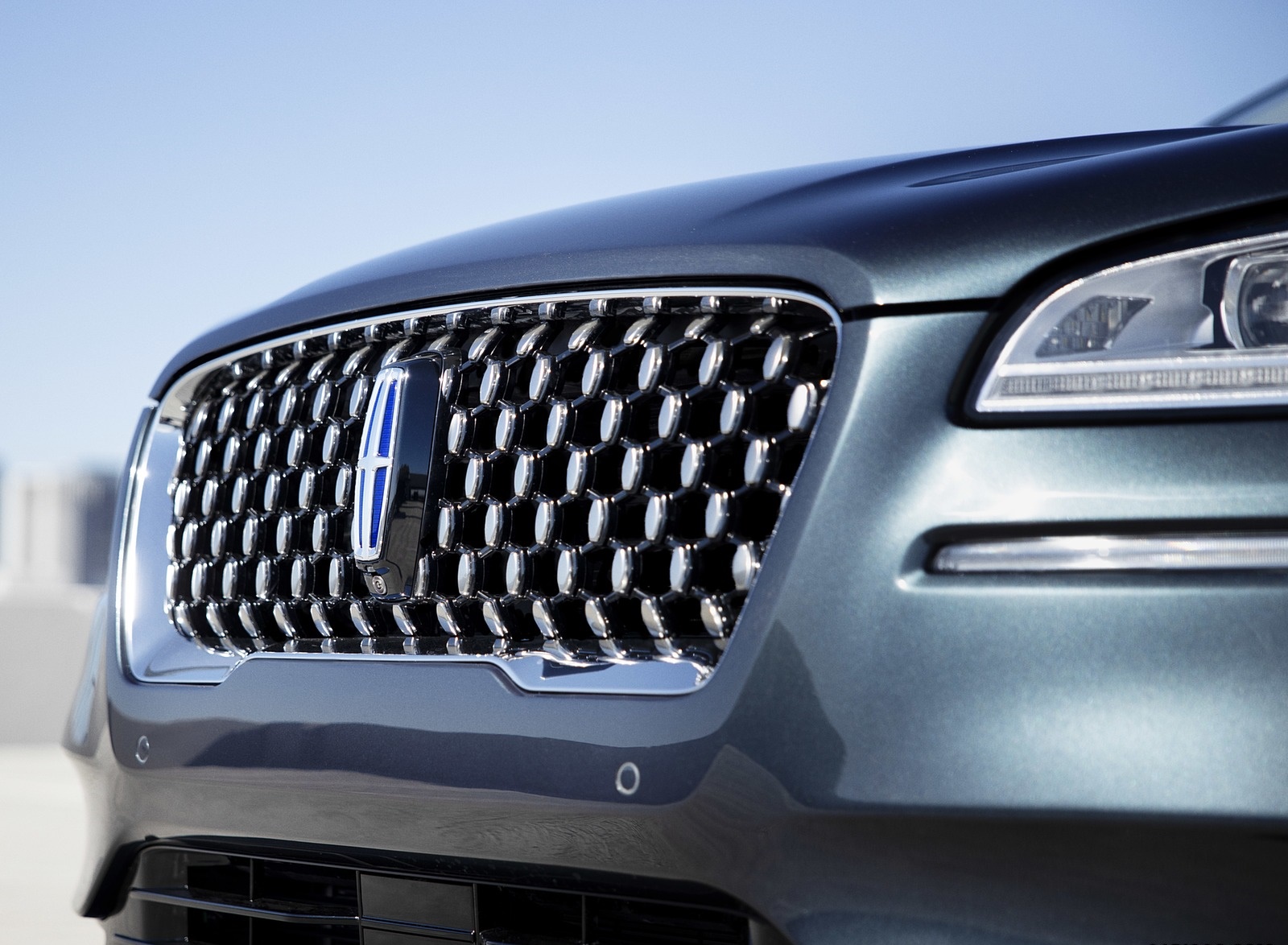 2021 Lincoln Corsair Grand Touring Plug-In Hybrd (Color: Flight Blue) Grill Wallpapers #19 of 50