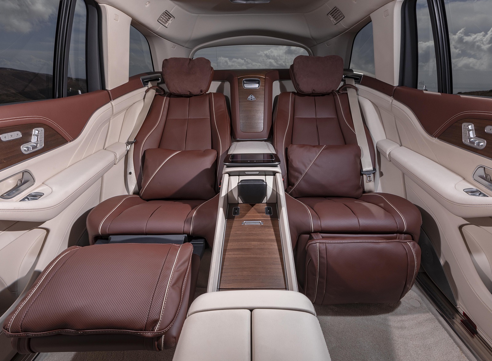 2021 Mercedes-Maybach GLS 600 (US-Spec) Interior Rear Seats Wallpapers #81 of 142