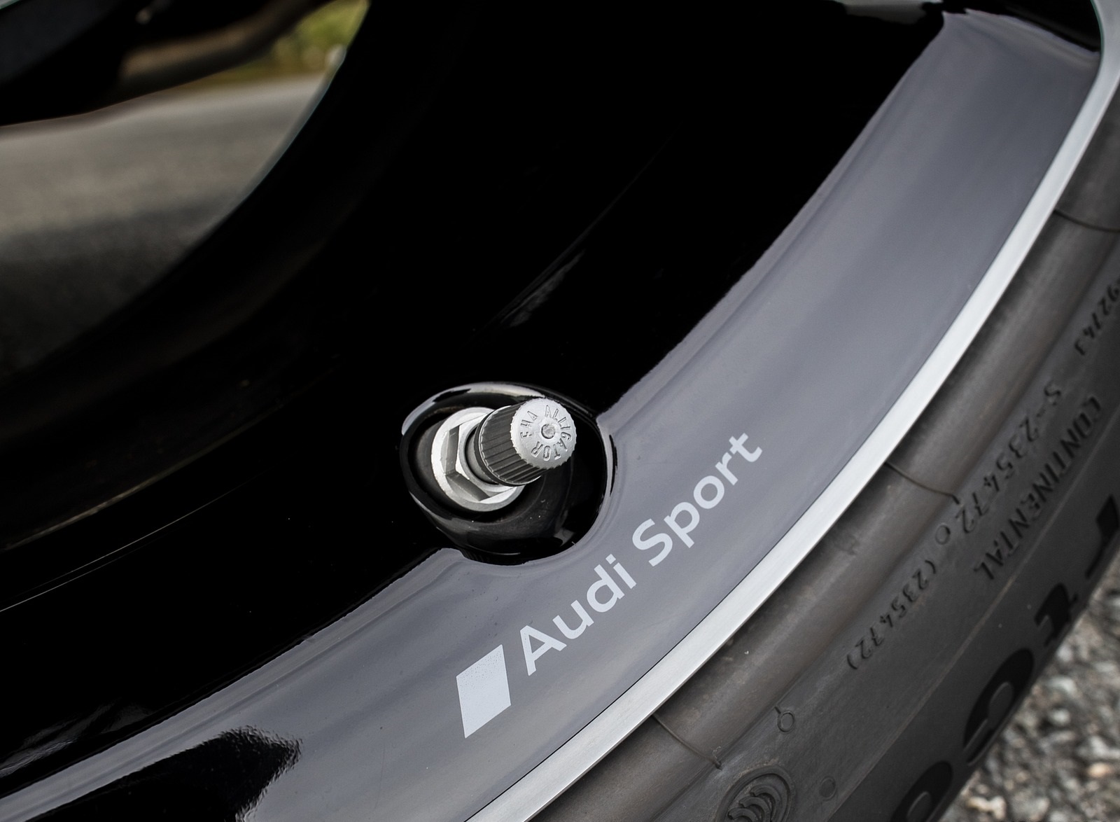 2020 Audi Q7 TFSI e quattro Plug-In Hybrid (Color: Glacier White) Detail Wallpapers #34 of 46