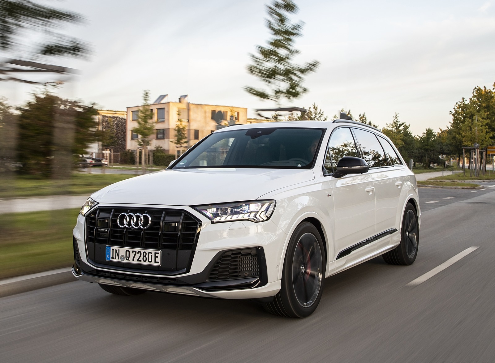 2020 Audi Q7 TFSI e quattro Plug-In Hybrid (Color: Glacier White) Front Three-Quarter Wallpapers #3 of 46