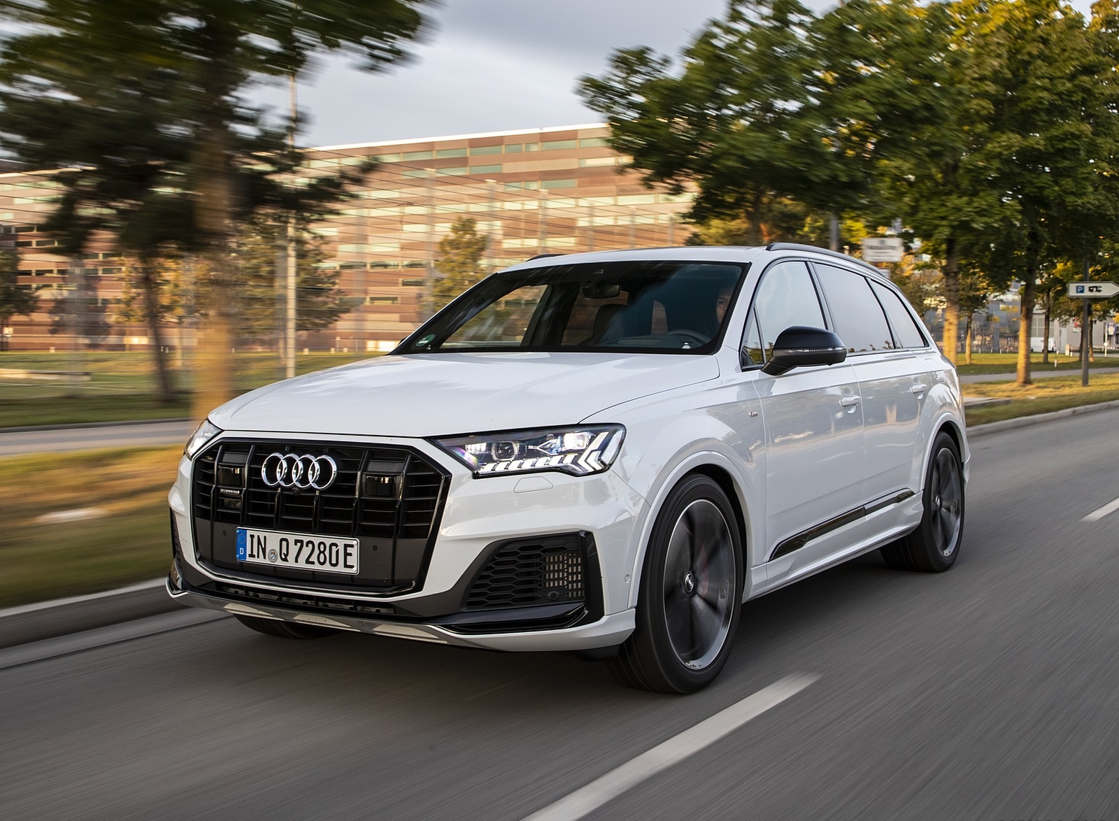 2020 Audi Q7 TFSI e quattro Plug-In Hybrid (Color: Glacier White) Front Three-Quarter Wallpapers (1)