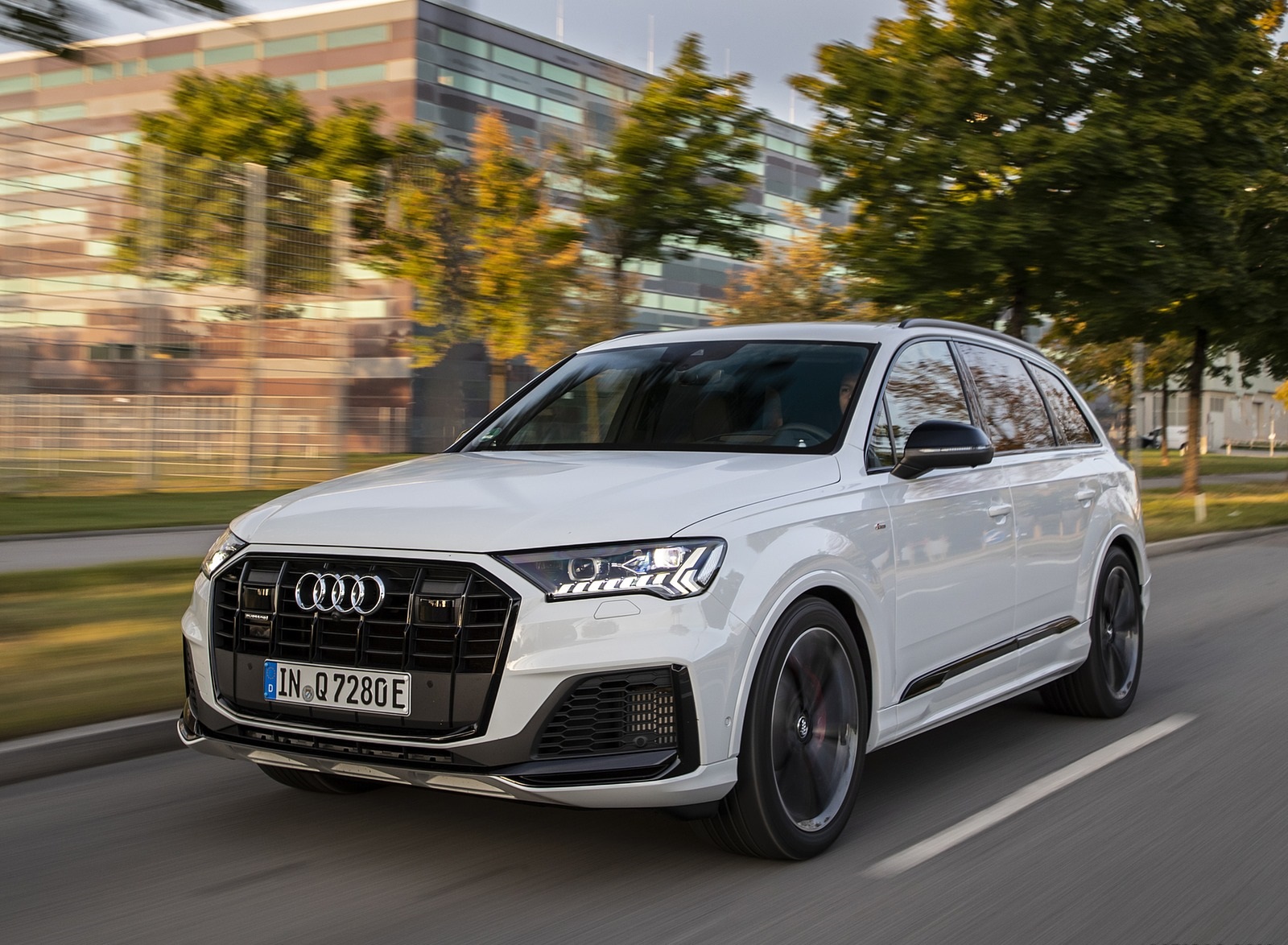 2020 Audi Q7 TFSI e quattro Plug-In Hybrid (Color: Glacier White) Front Three-Quarter Wallpapers (4)