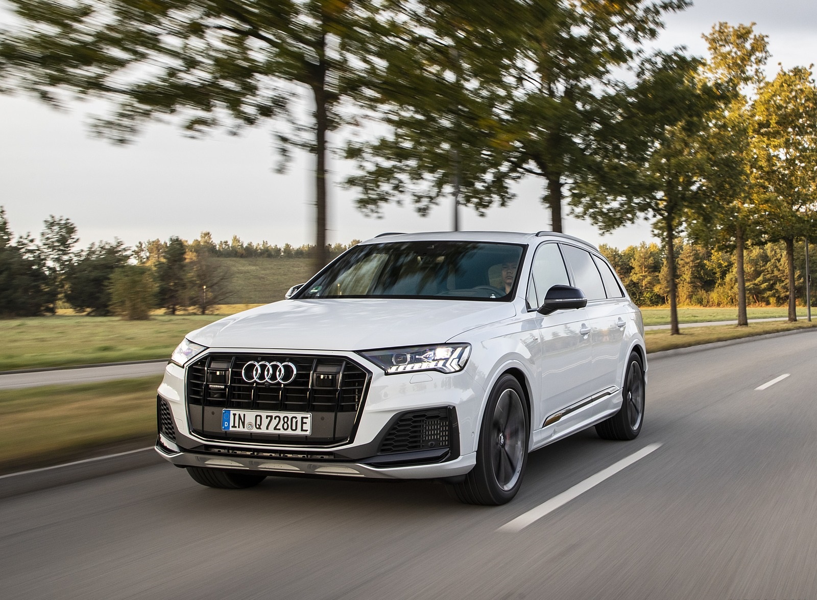 2020 Audi Q7 TFSI e quattro Plug-In Hybrid (Color: Glacier White) Front Three-Quarter Wallpapers #5 of 46