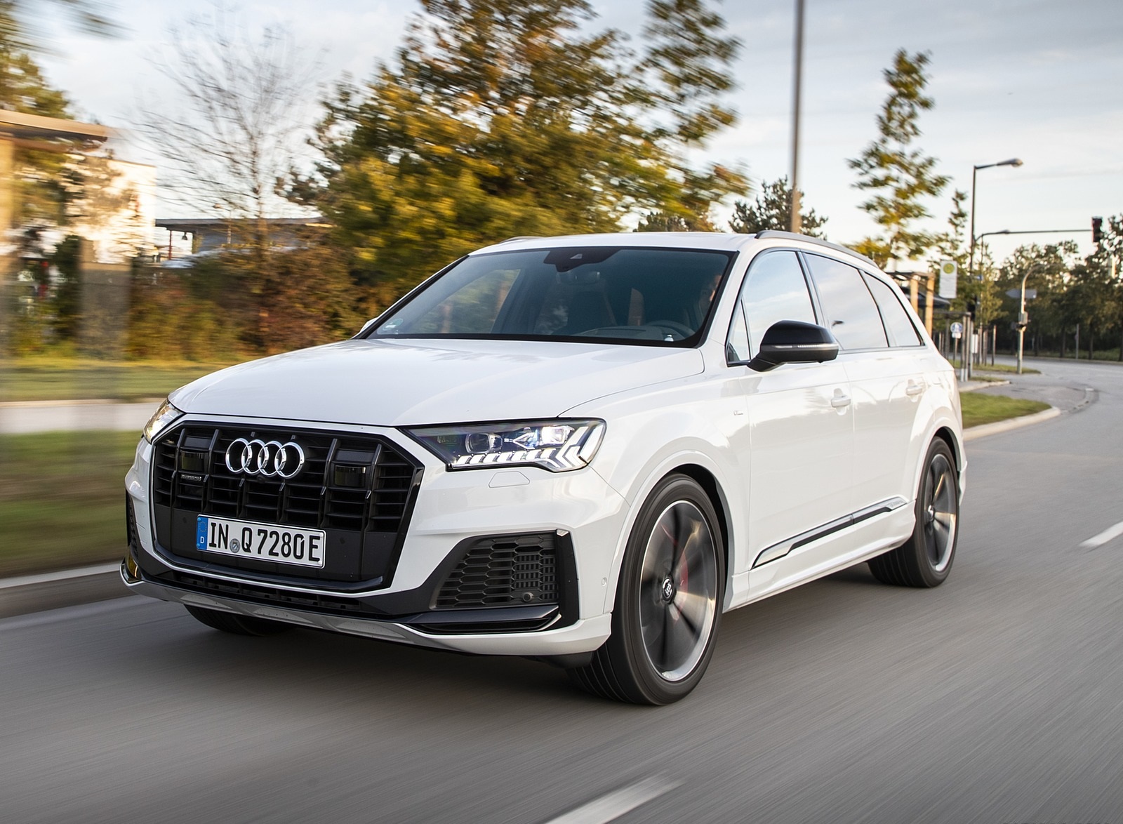 2020 Audi Q7 TFSI e quattro Plug-In Hybrid (Color: Glacier White) Front Three-Quarter Wallpapers (9)