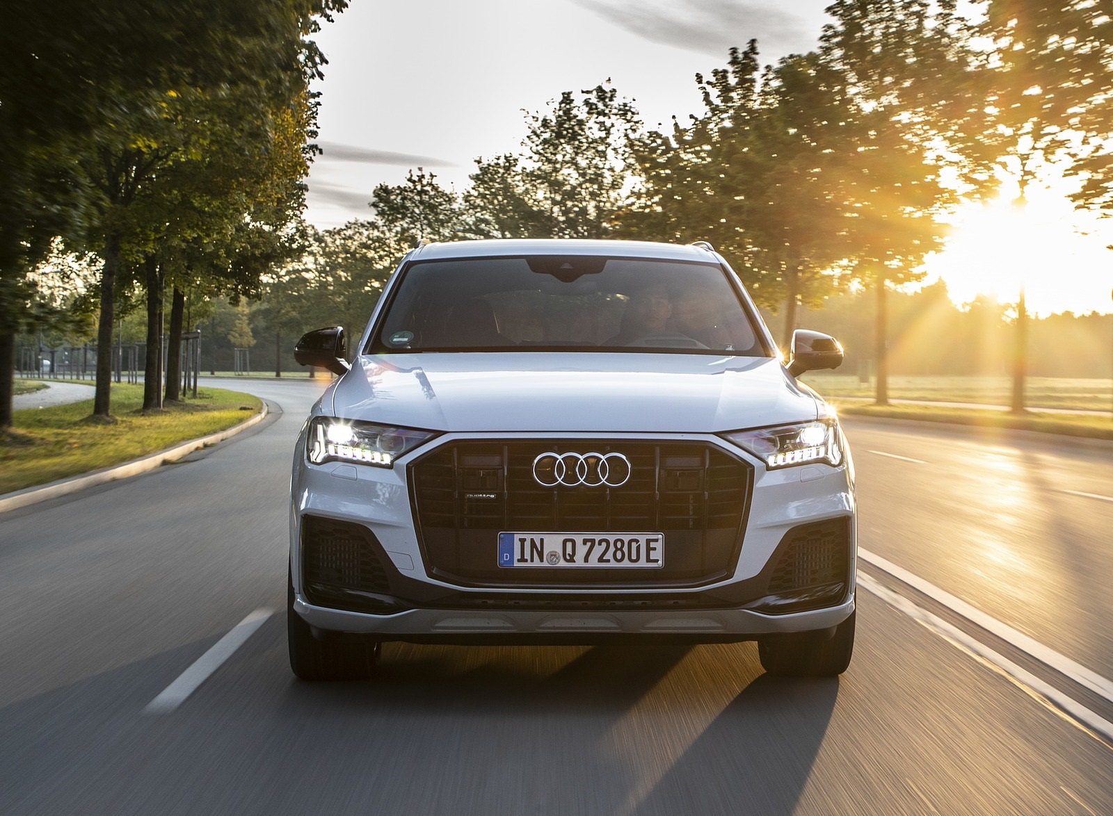 2020 Audi Q7 TFSI e quattro Plug-In Hybrid (Color: Glacier White) Front Wallpapers (10)