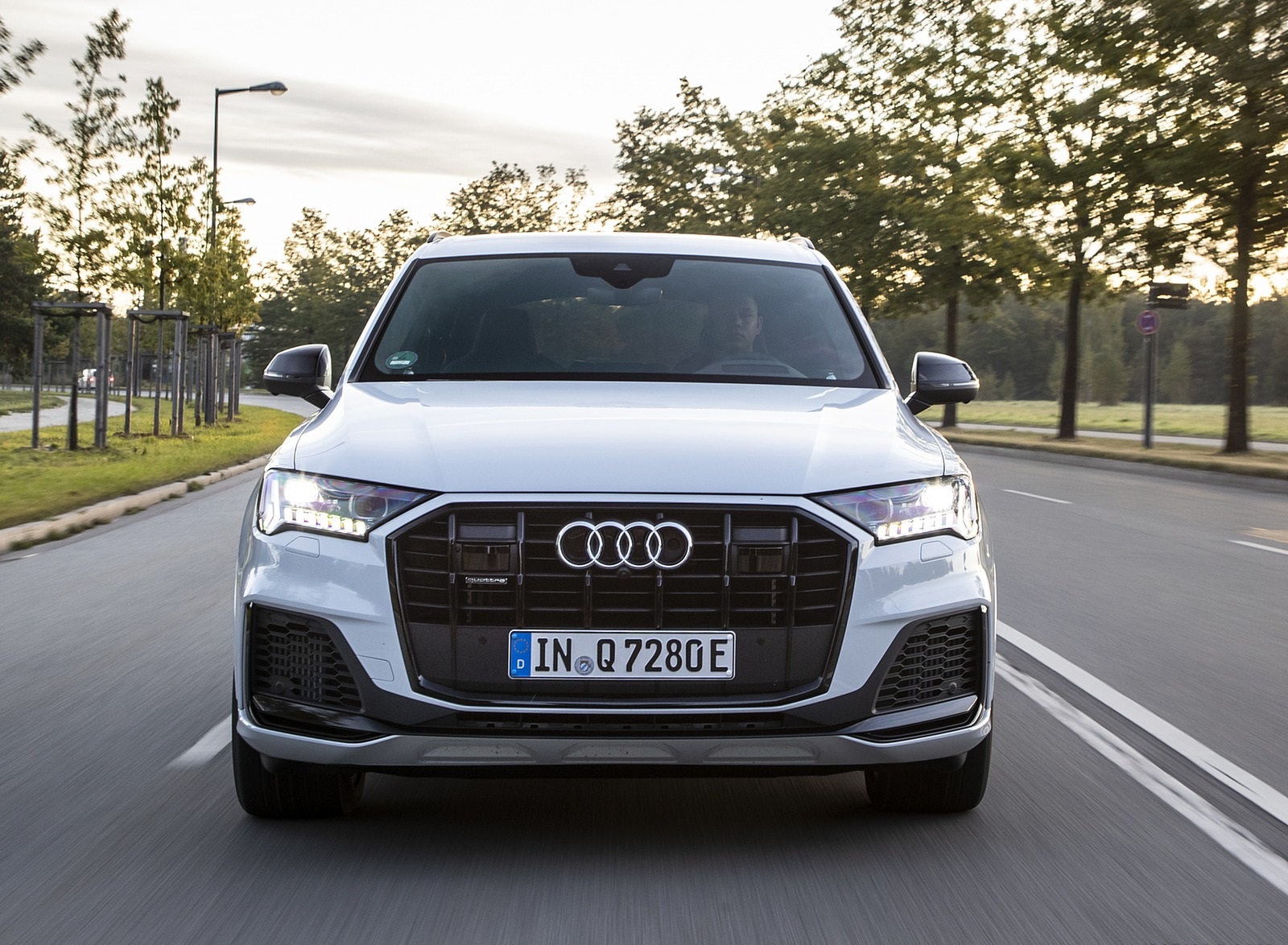 2020 Audi Q7 TFSI e quattro Plug-In Hybrid (Color: Glacier White) Front Wallpapers (2)