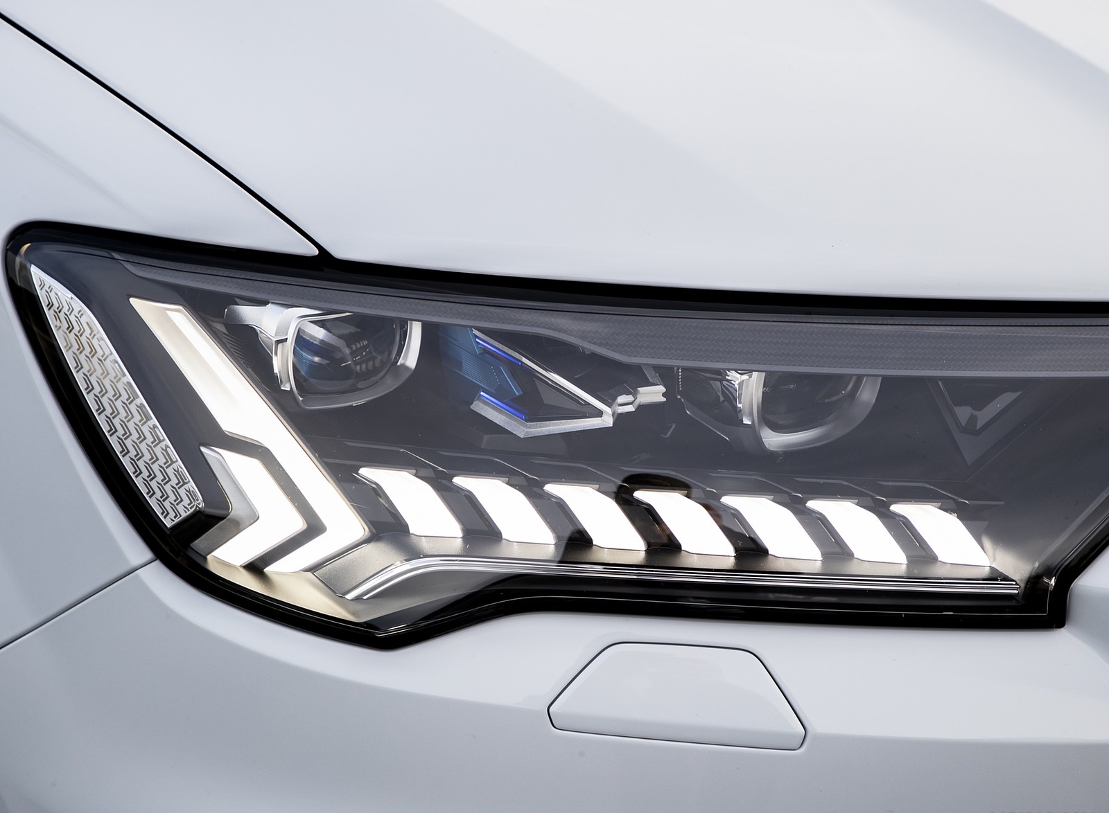 2020 Audi Q7 TFSI e quattro Plug-In Hybrid (Color: Glacier White) Headlight Wallpapers #28 of 46