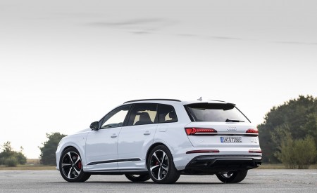 2020 Audi Q7 TFSI e quattro Plug-In Hybrid (Color: Glacier White) Rear Three-Quarter Wallpapers 450x275 (17)