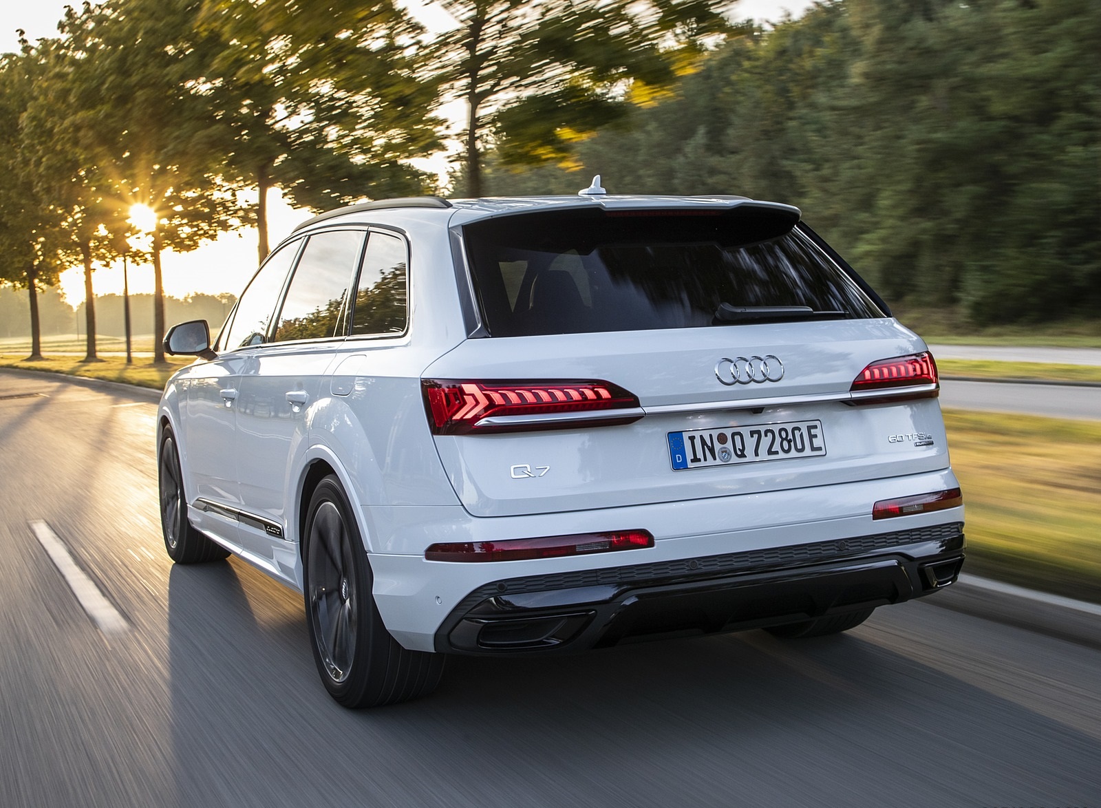 2020 Audi Q7 TFSI e quattro Plug-In Hybrid (Color: Glacier White) Rear Three-Quarter Wallpapers (6)