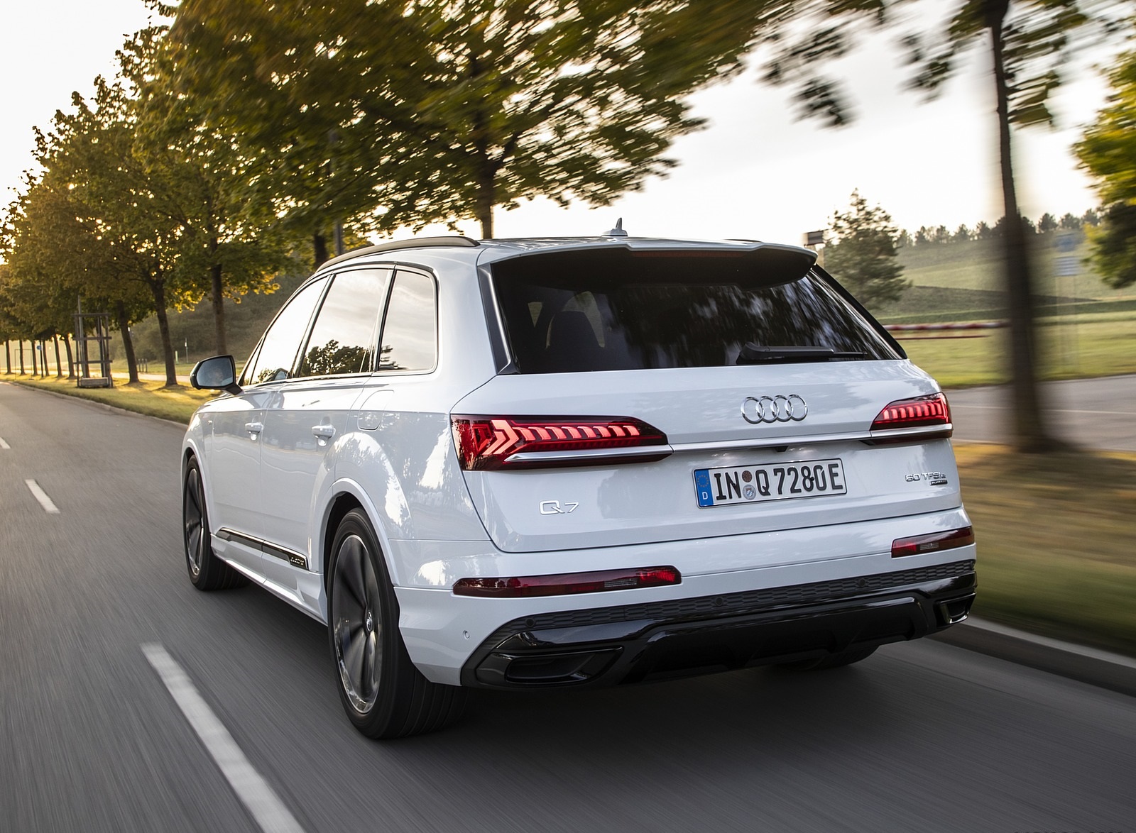 2020 Audi Q7 TFSI e quattro Plug-In Hybrid (Color: Glacier White) Rear Three-Quarter Wallpapers (7)