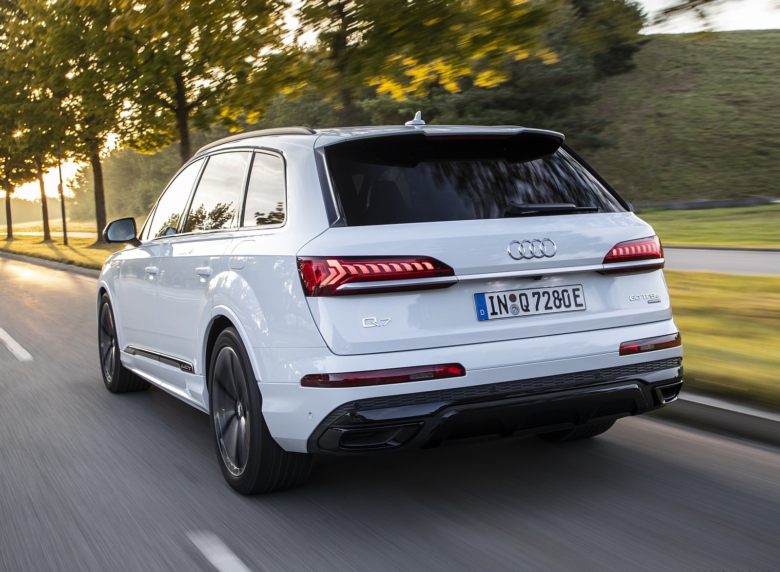 2020 Audi Q7 TFSI e quattro Plug-In Hybrid (Color: Glacier White) Rear Three-Quarter Wallpapers #8 of 46