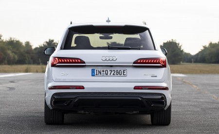2020 Audi Q7 TFSI e quattro Plug-In Hybrid (Color: Glacier White) Rear Wallpapers 450x275 (19)