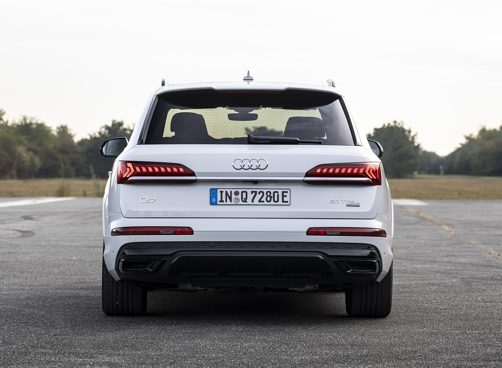 2020 Audi Q7 TFSI e quattro Plug-In Hybrid (Color: Glacier White) Rear Wallpapers #19 of 46