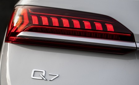 2020 Audi Q7 TFSI e quattro Plug-In Hybrid (Color: Glacier White) Tail Light Wallpapers 450x275 (26)
