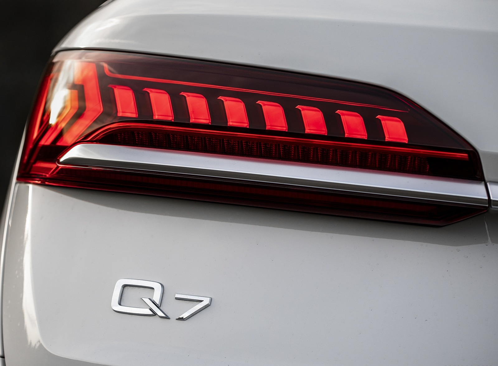 2020 Audi Q7 TFSI e quattro Plug-In Hybrid (Color: Glacier White) Tail Light Wallpapers #26 of 46