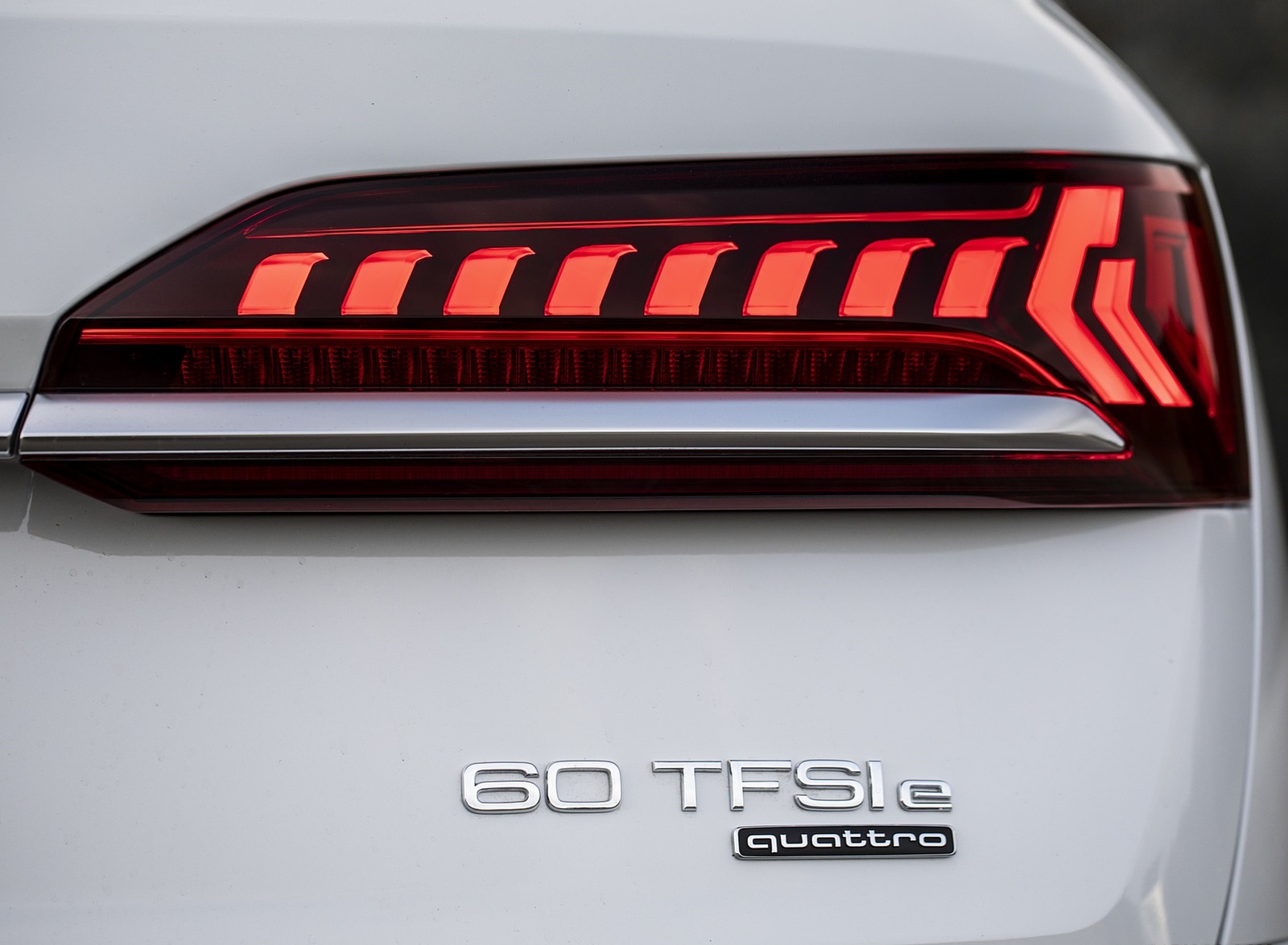 2020 Audi Q7 TFSI e quattro Plug-In Hybrid (Color: Glacier White) Tail Light Wallpapers #25 of 46