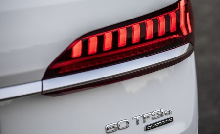 2020 Audi Q7 TFSI e quattro Plug-In Hybrid (Color: Glacier White) Tail Light Wallpapers 450x275 (24)
